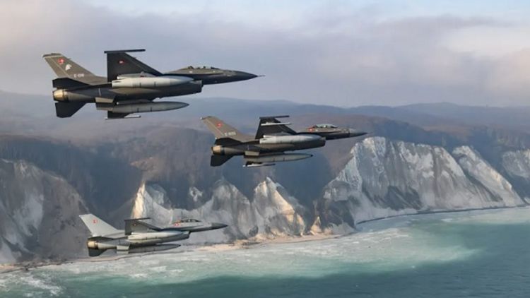 Danish F16 Farewell Flight Pict1